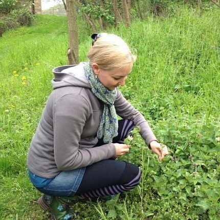 Lilian Kura auf einer Kräuterwanderung