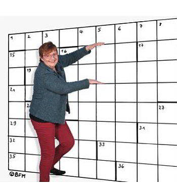 Biggi Mestmäcker macht Kreuzworträtsel