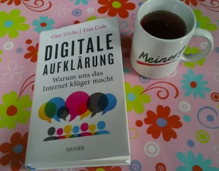 Das Buch und eine Kaffeetasse