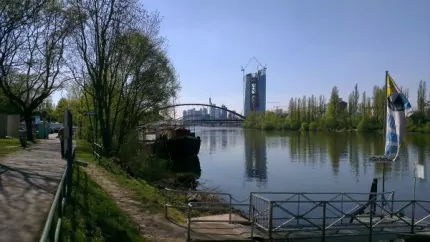 Radweg zur Arbeit am Main entlang