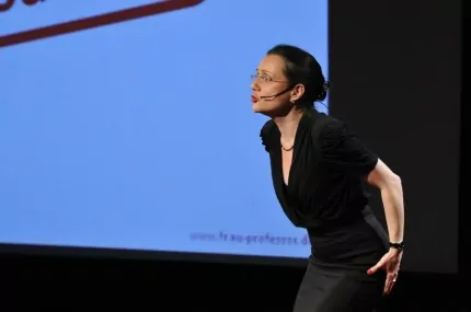 Elisabeth auf der Bühne der TedX