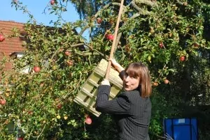 Britta Freith im Garten
