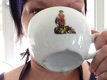 Heidi trinkt Kaffee