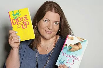 Heike Abidi mit zwei ihrer Bücher