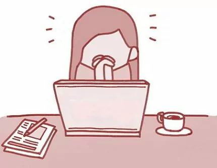 Frau sitzt am Computer und denkt nach