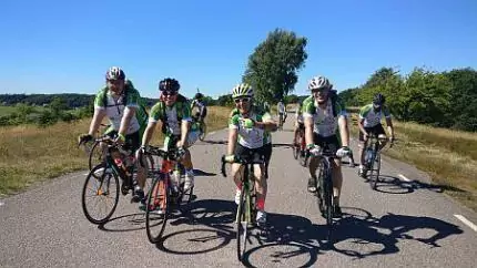Doreen mit anderen Rennrad-Fahrenden