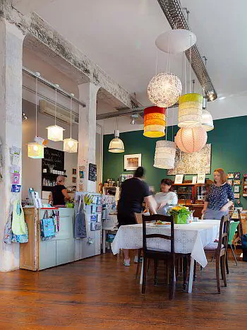 Der große Tisch der Etagerie Offenbach ist ein Treffpunkt