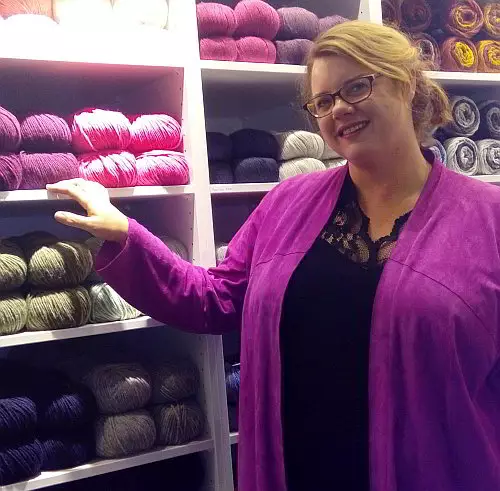 Britta Janzen in ihrem Wollgeschäft