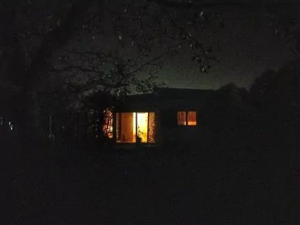 Das Gartenhäuschen im Dunkeln